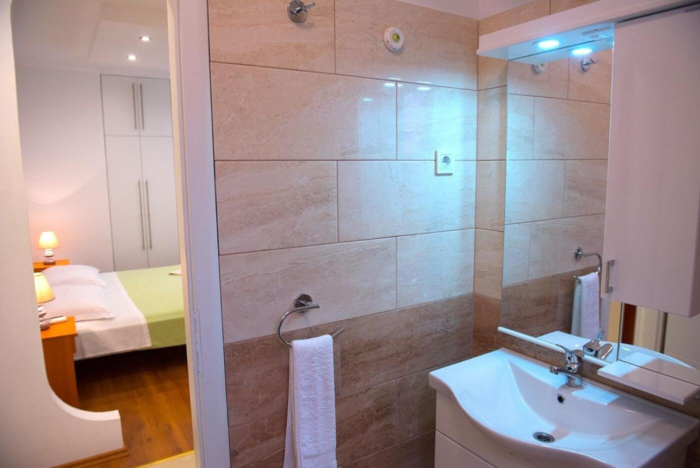 פודסטראנה Apartments And Rooms Robi מראה חיצוני תמונה