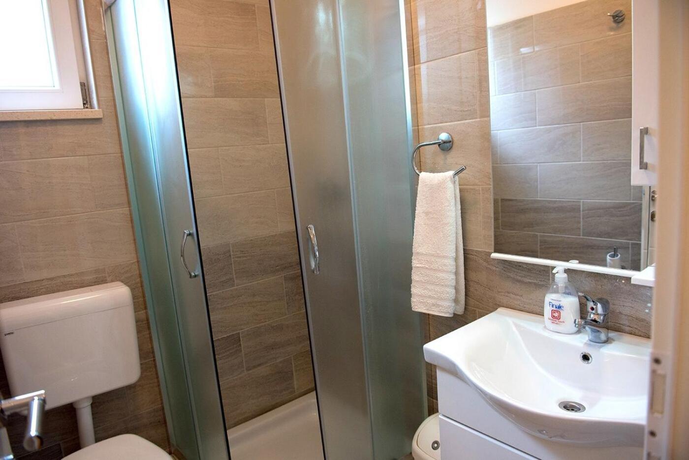 פודסטראנה Apartments And Rooms Robi מראה חיצוני תמונה